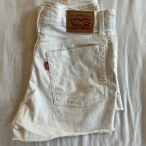 white high rise Levi shorts